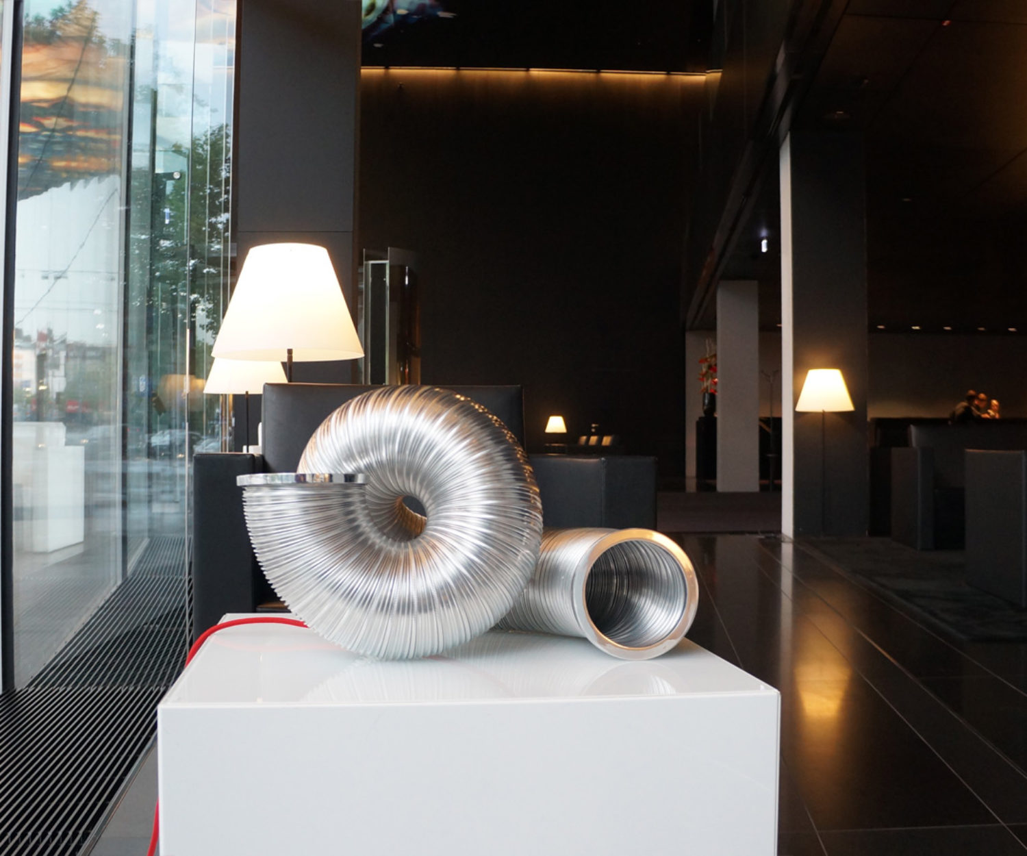 Die RAY Tube 01 Lampe im Design-Hotel Sofitel Vienna