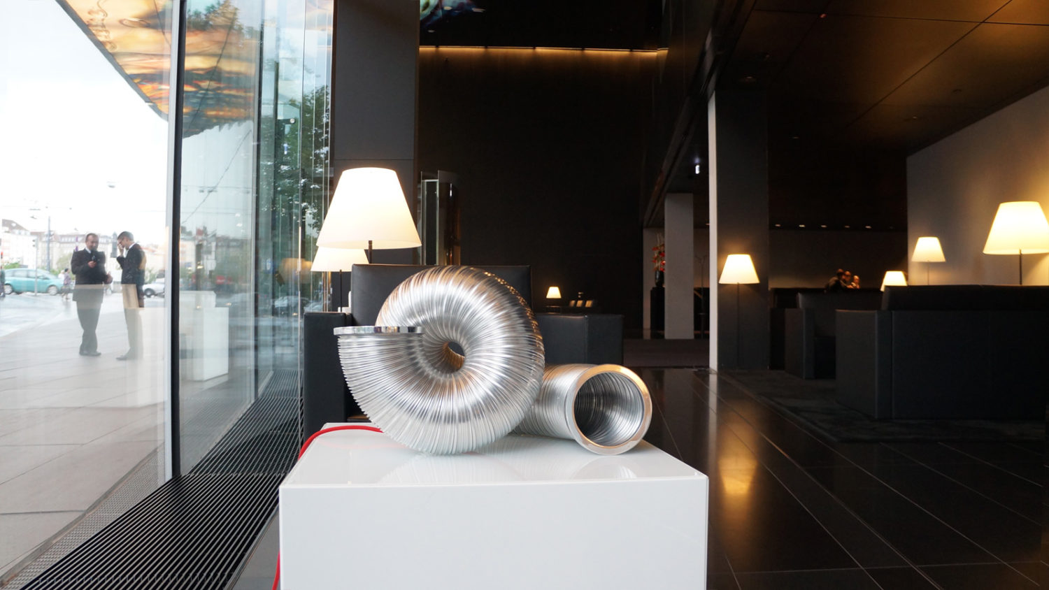 Die RAY Tube 01 Lampe im Design-Hotel Sofitel Vienna